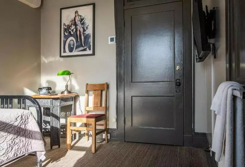 Gardner Hotel & Hostel