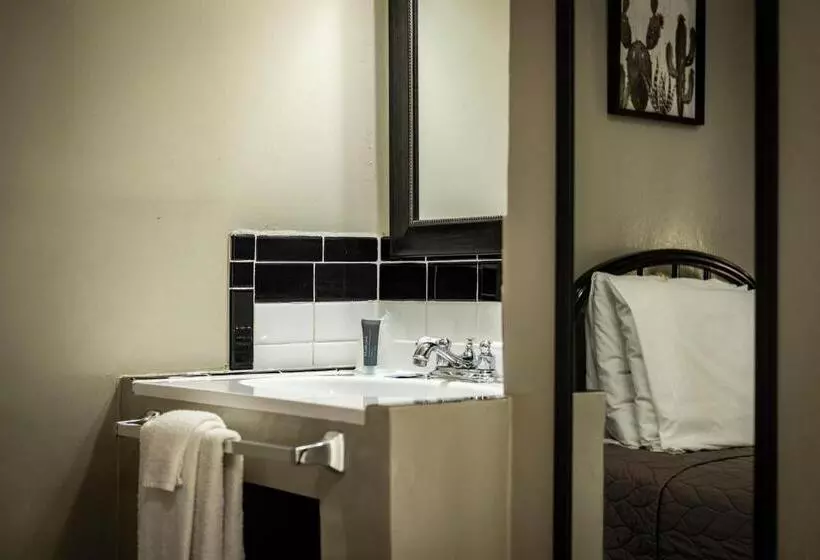 Gardner Hotel & Hostel