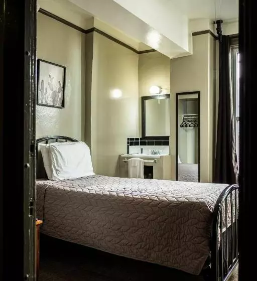 Gardner Hotel & Hostel