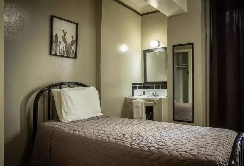 Gardner Hotel & Hostel