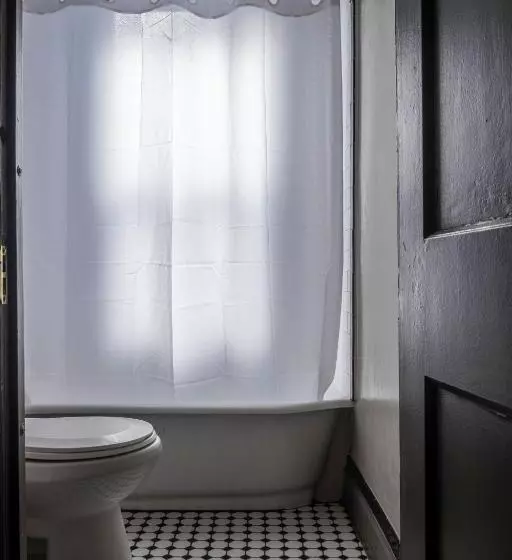 Gardner Hotel & Hostel