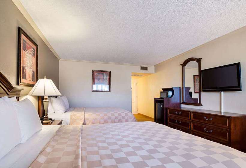 בית מלון כפרי Clarion Inn