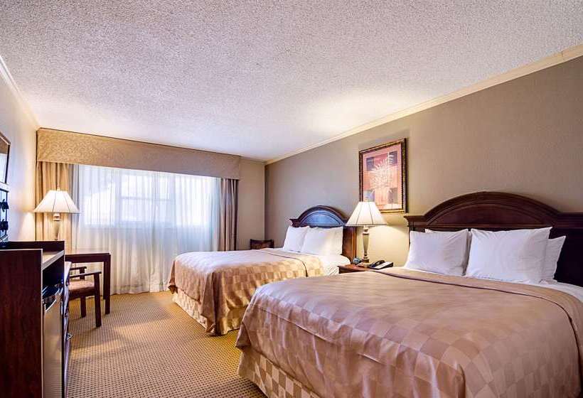 בית מלון כפרי Clarion Inn