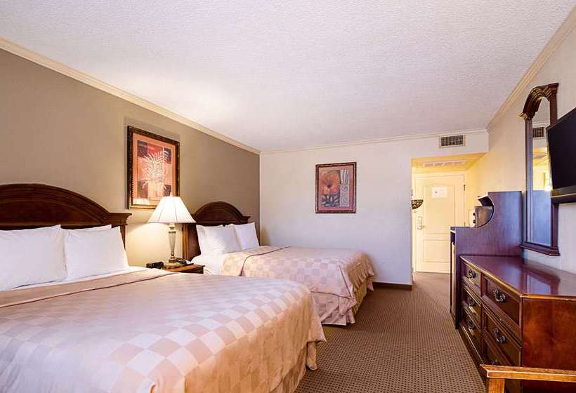 בית מלון כפרי Clarion Inn