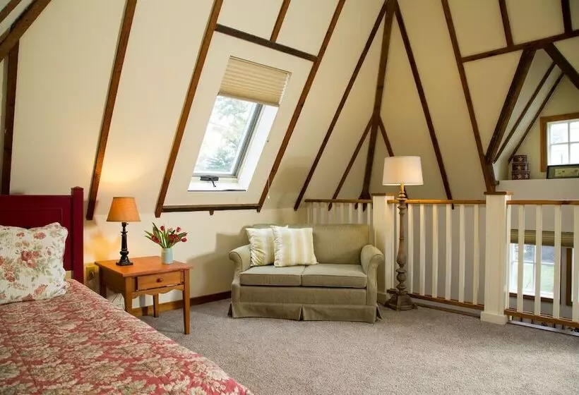 فندق Four Chimneys Inn