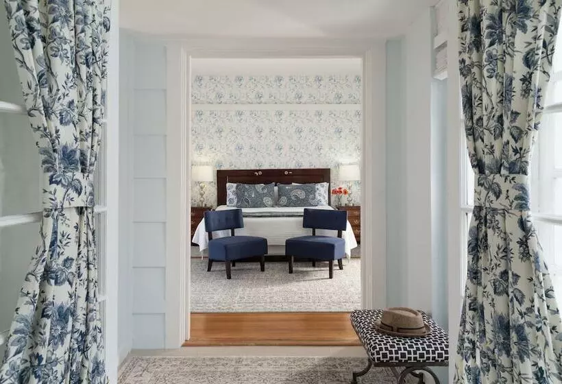 فندق Four Chimneys Inn