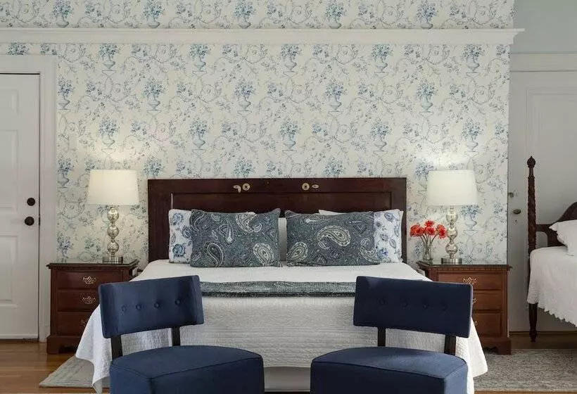 فندق Four Chimneys Inn