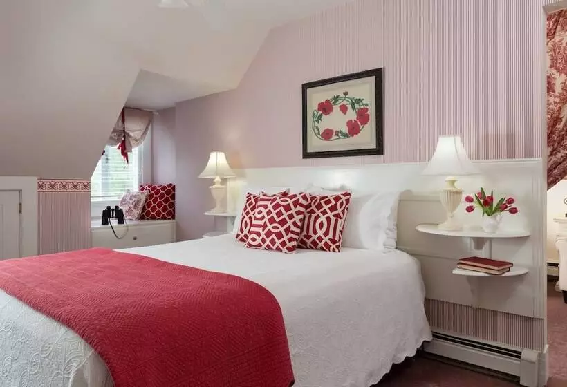 فندق Four Chimneys Inn