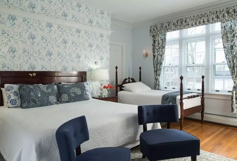 فندق Four Chimneys Inn