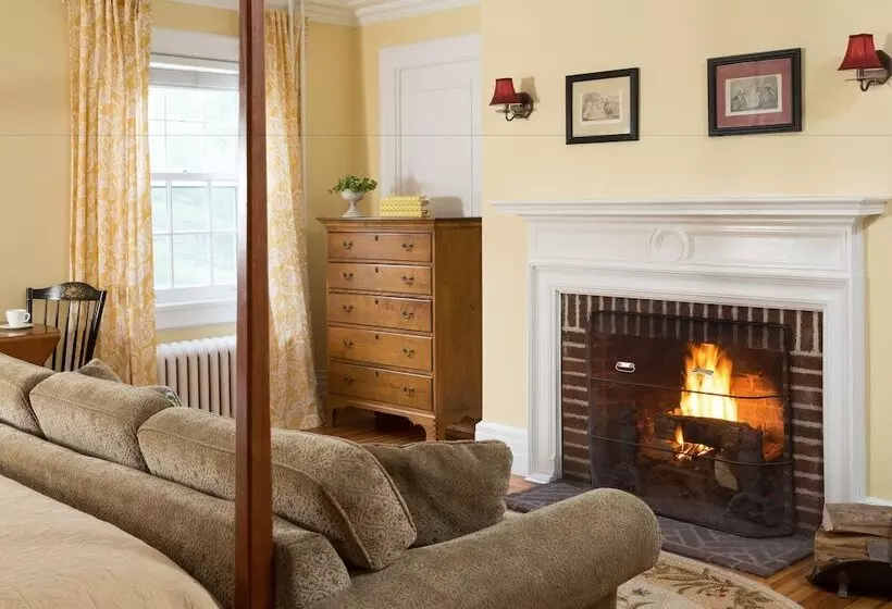 فندق Four Chimneys Inn