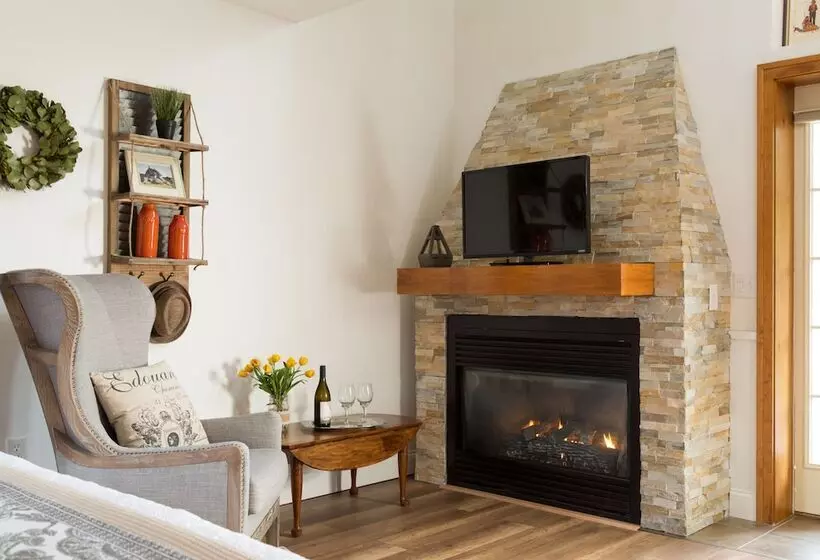 فندق Four Chimneys Inn