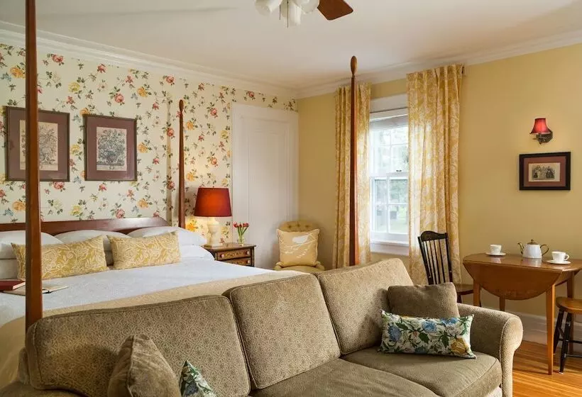 فندق Four Chimneys Inn