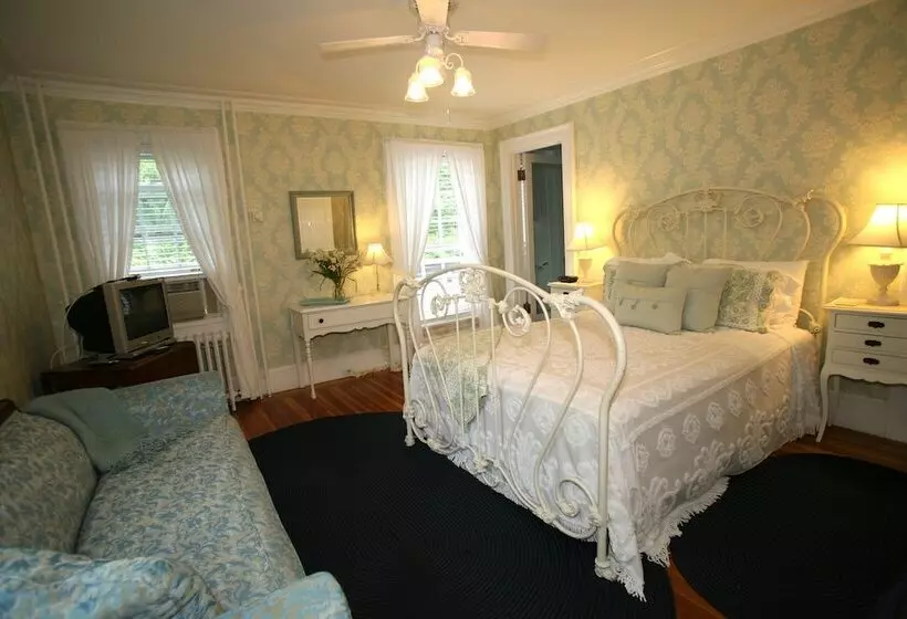 فندق Four Chimneys Inn