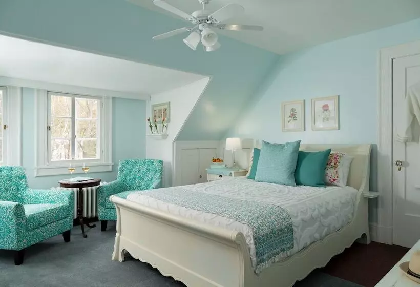 فندق Four Chimneys Inn