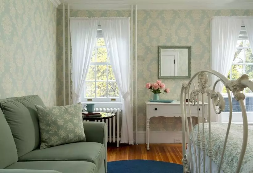 فندق Four Chimneys Inn