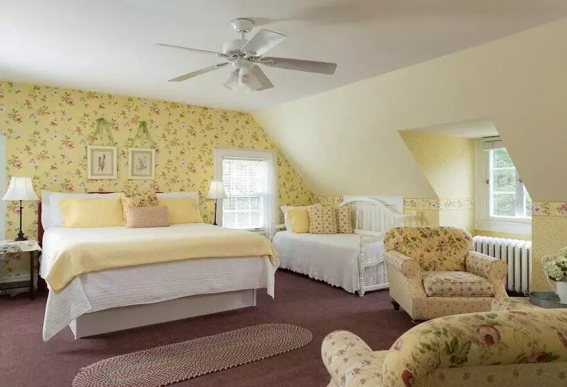 فندق Four Chimneys Inn