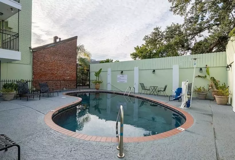 בית מלון כפרי French Quarter Suites