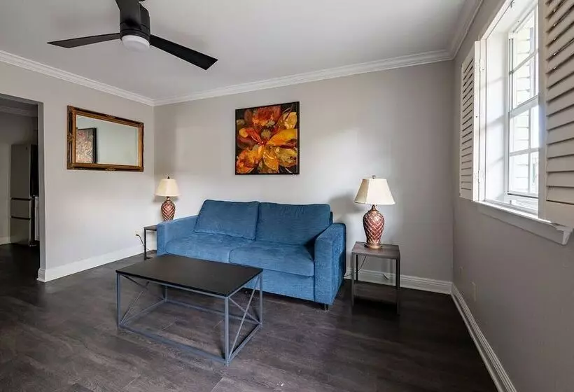 בית מלון כפרי French Quarter Suites