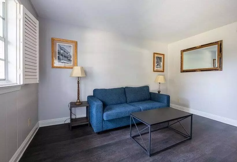 בית מלון כפרי French Quarter Suites