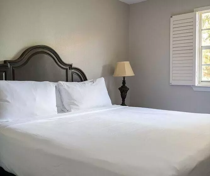 בית מלון כפרי French Quarter Suites