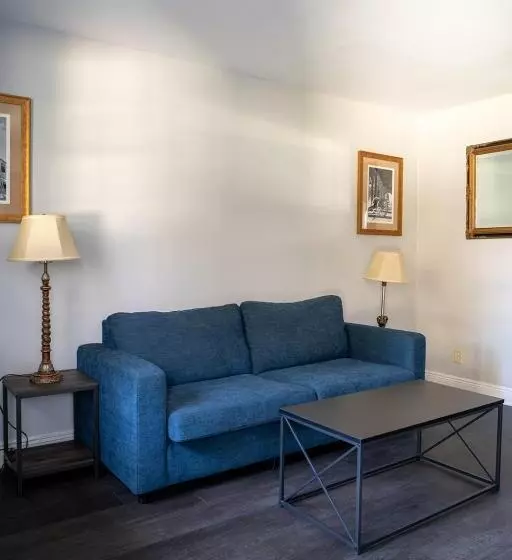 בית מלון כפרי French Quarter Suites