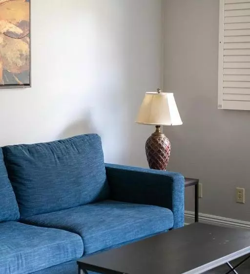 בית מלון כפרי French Quarter Suites