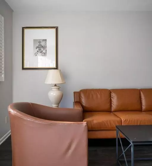 בית מלון כפרי French Quarter Suites