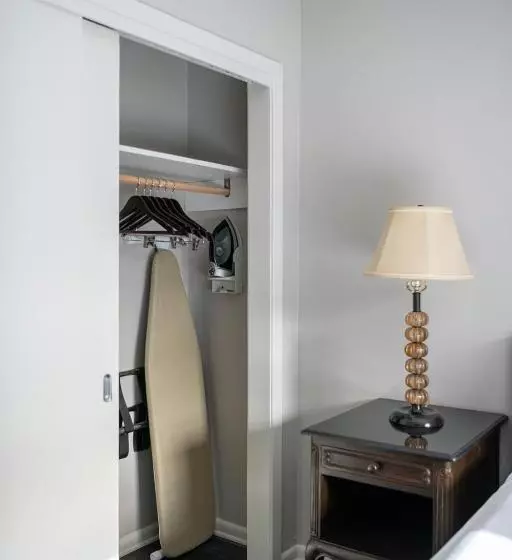 בית מלון כפרי French Quarter Suites