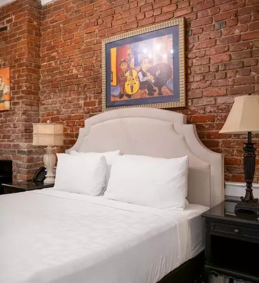 בית מלון כפרי French Quarter Suites