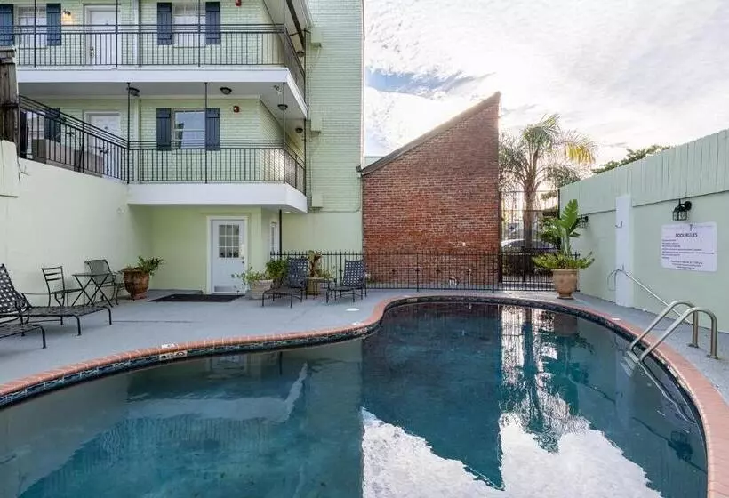 בית מלון כפרי French Quarter Suites