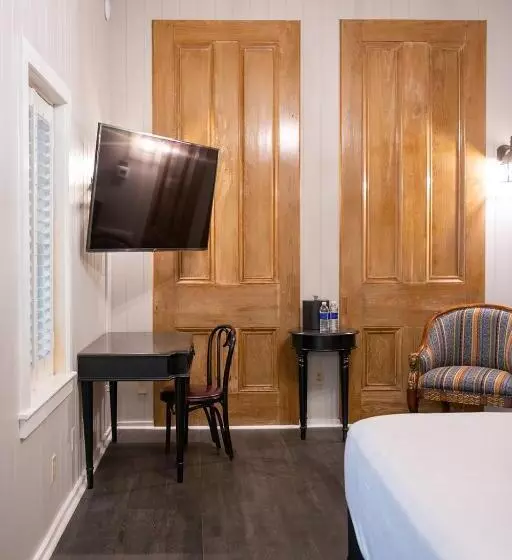 בית מלון כפרי French Quarter Suites