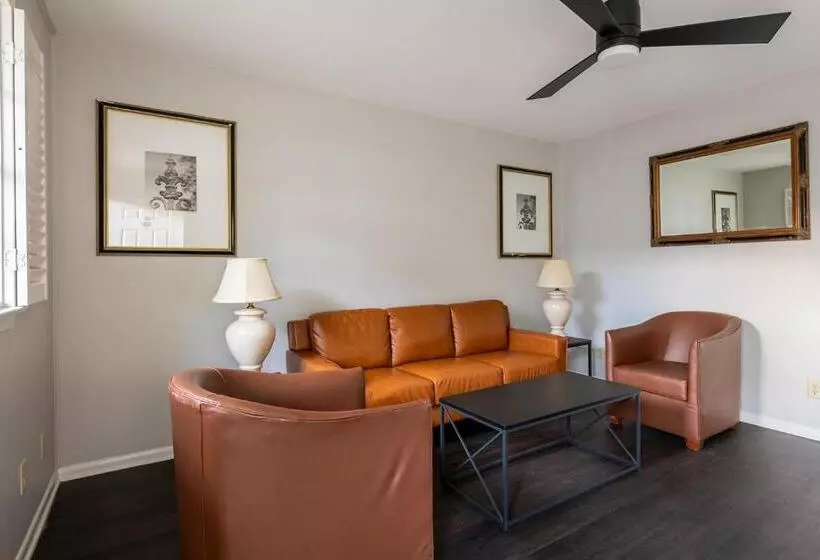 בית מלון כפרי French Quarter Suites