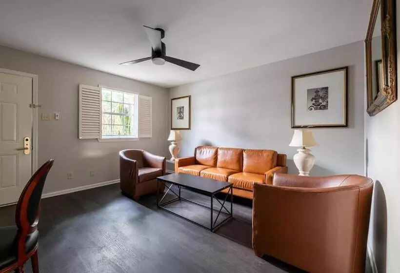 בית מלון כפרי French Quarter Suites