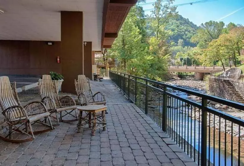 ホテル Old Creek Lodge