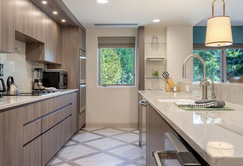 هتل The Galatyn Lodge