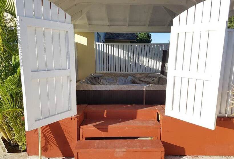 تختخواب و صبحانه Golden Palms House