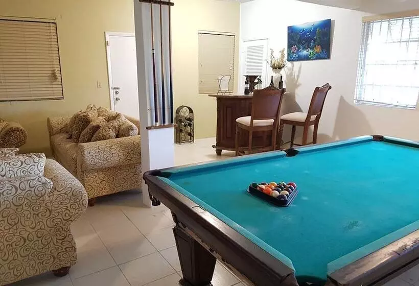 تختخواب و صبحانه Golden Palms House