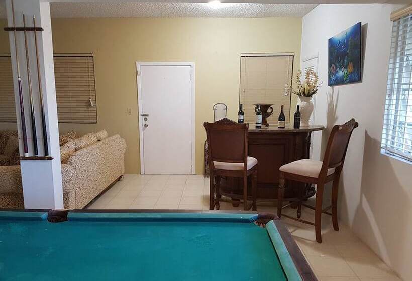 تختخواب و صبحانه Golden Palms House