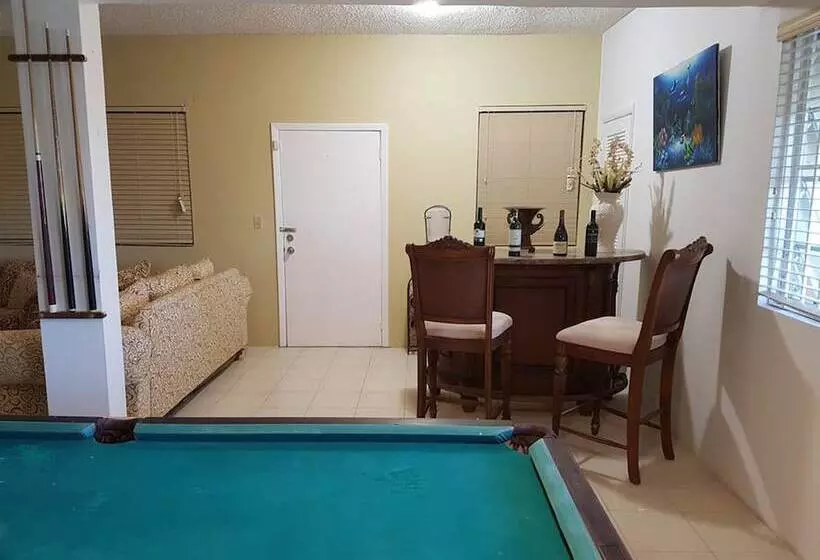 تختخواب و صبحانه Golden Palms House