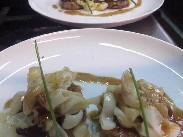 پانسیون Hostal El Roser