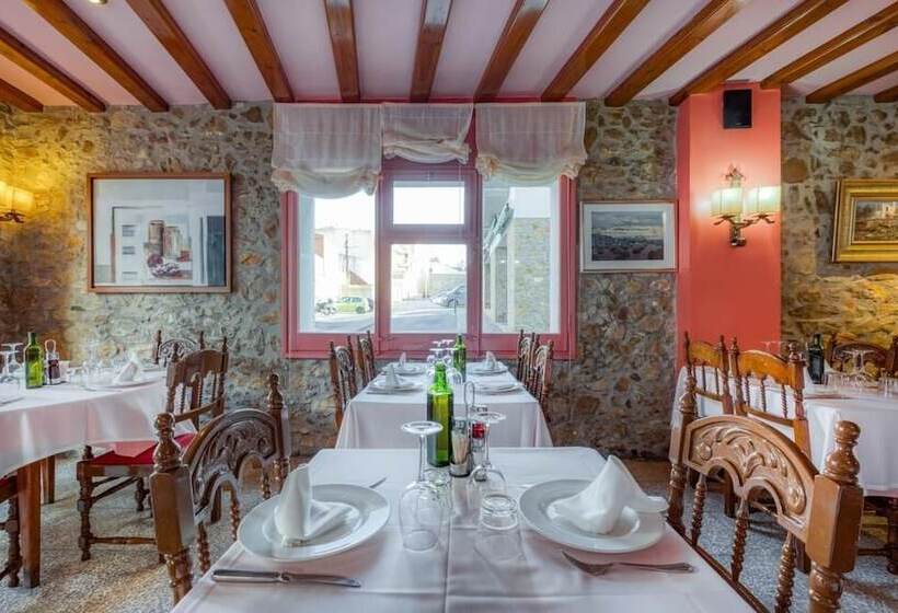 پانسیون Hostal El Roser