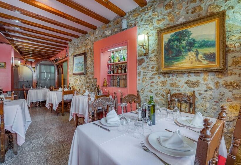 پانسیون Hostal El Roser