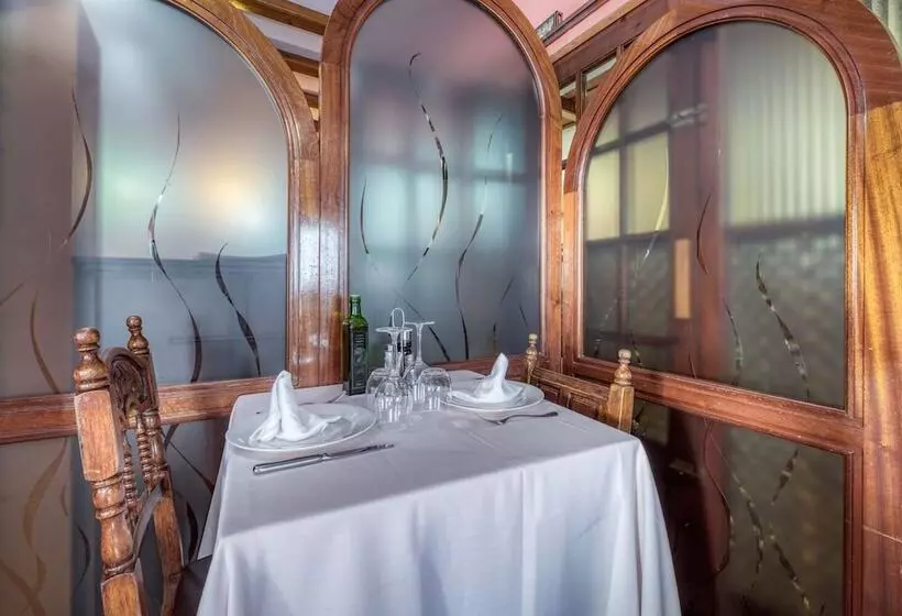 پانسیون Hostal El Roser
