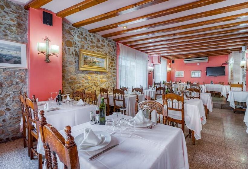 پانسیون Hostal El Roser