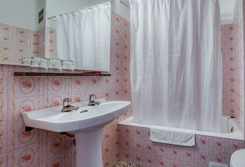 پانسیون Hostal El Roser