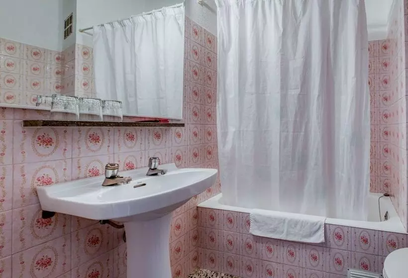 پانسیون Hostal El Roser