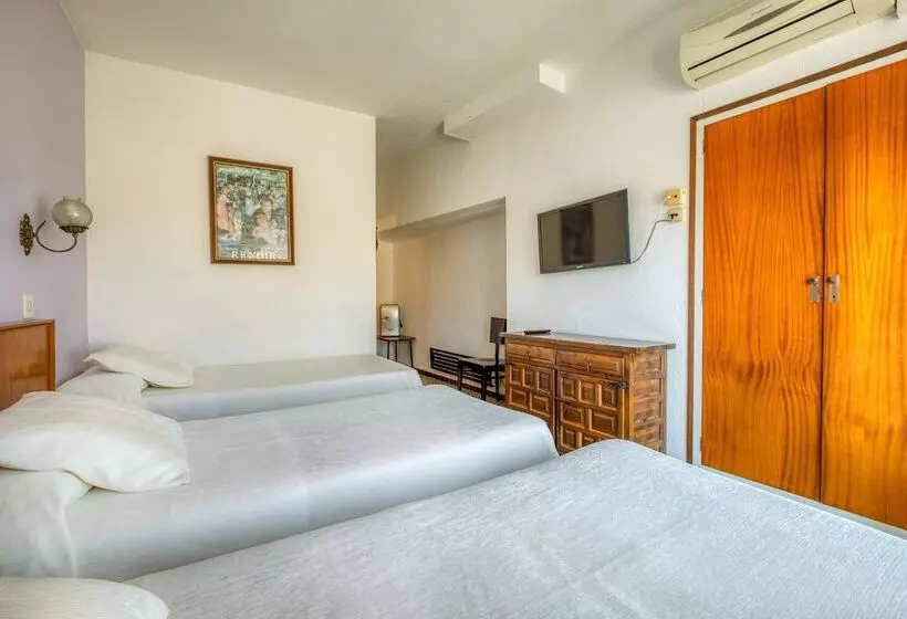 پانسیون Hostal El Roser