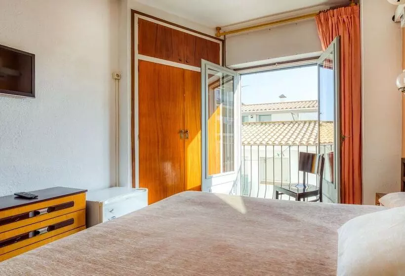 پانسیون Hostal El Roser