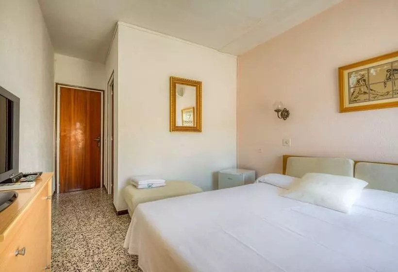 پانسیون Hostal El Roser