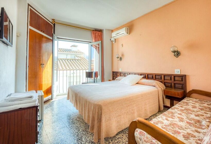 پانسیون Hostal El Roser